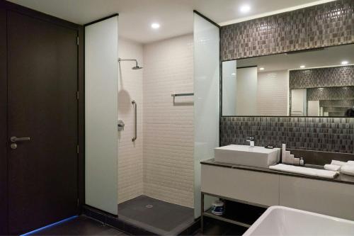 Two-Bedroom Apartment with City View image 5