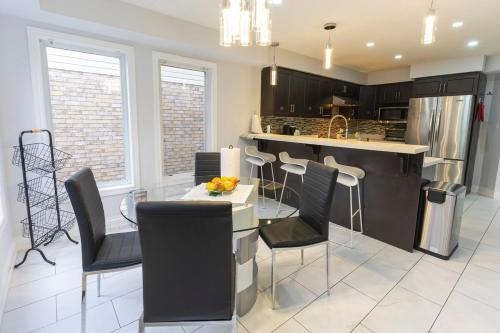 Iekārtas, An Ideal Home Away From Home in Northdale (ON)