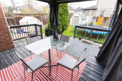 Iekārtas, An Ideal Home Away From Home in Northdale (ON)