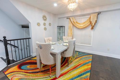 Iekārtas, An Ideal Home Away From Home in Northdale (ON)