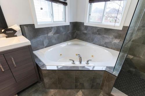 Vannas istaba, An Ideal Home Away From Home in Northdale (ON)