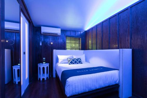 Small Double Room image 2
