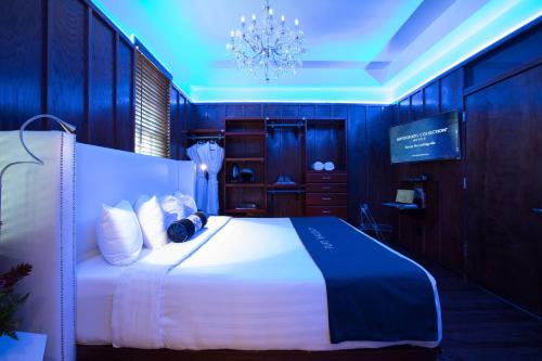 Small Double Room image 3