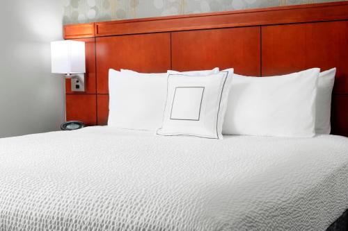 1 Bedroom 2 room Suite, 1 King, Sofa bed