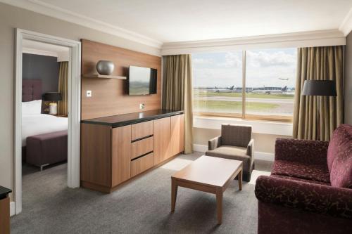 Renaissance London Heathrow Hotel - image 13