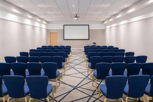 Renaissance London Heathrow Hotel - image 7