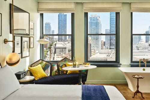 Salon King Room with City View room in Hotel Per La Autograph Collection