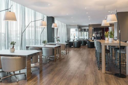 حانة/استراحة, فندق إيه سي لا فينكا (AC Hotel La Finca) in بزول د الركن