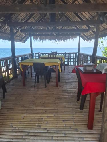 Restaurant, Haus am Strand auf Sibuyan Island nahe Cresta de Gallo - Marevic's Guesthouse 1 ohne Klimaanlage in Marigondon