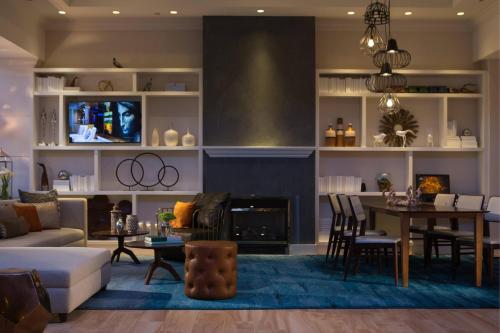 Renaissance Meadowlands Hotel - image 2
