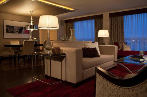 Renaissance Newark Airport Hotel - image 11