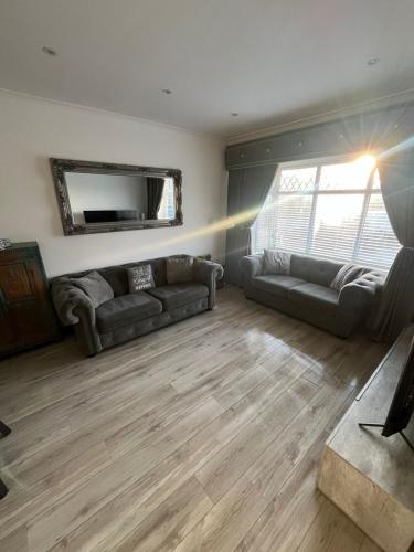 Stylish Home Away From Home! 6 Minutes from Beach! in 格里斯比