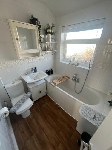 浴室, Stylish Home Away From Home! 6 Minutes from Beach! in 格里斯比