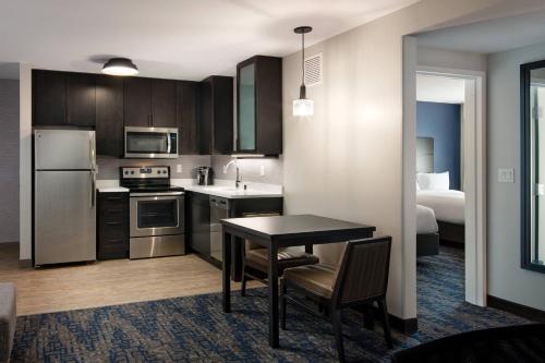One-Bedroom Queen/Queen Suite image 2
