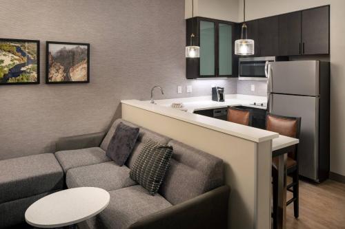 One-Bedroom King Suite with Balcony image 2