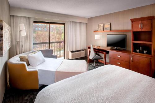 1 king bed, 1 double bed