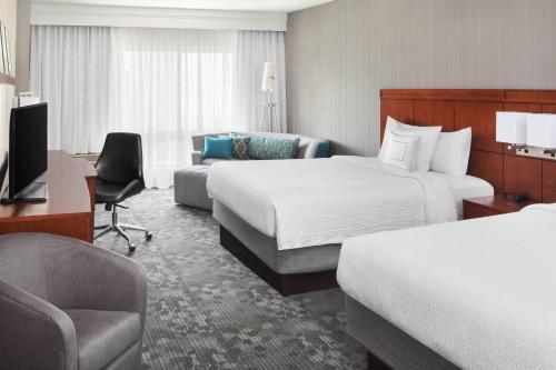2 queen beds, 1 sofa bed