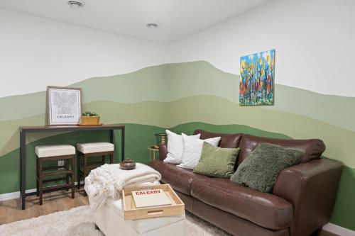 . Brand New Stylish Mahogany Suite
