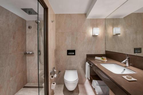 Executive King Room with City View and Club Lounge Access image 4
