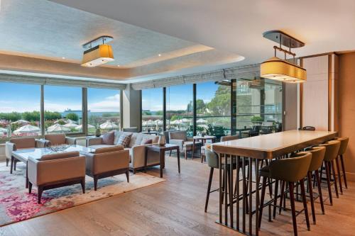 Executive King Room with City View and Club Lounge Access image 6