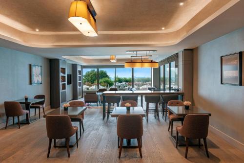 Executive King Room with City View and Club Lounge Access image 5