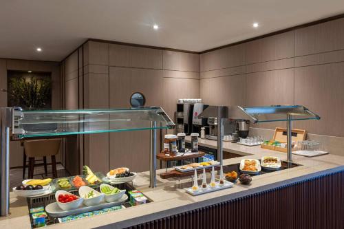 Executive King Room with City View and Club Lounge Access image 7