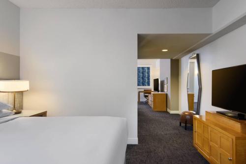 Junior King Suite with Mountain View (No Resort Fees) image 2