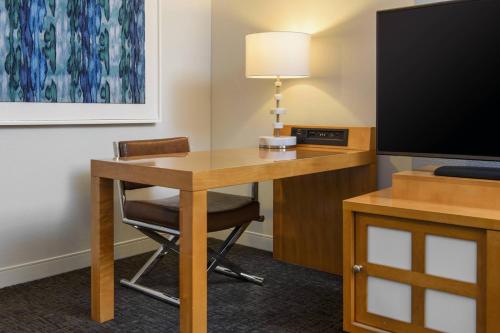 Junior King Suite with Mountain View (No Resort Fees) image 3