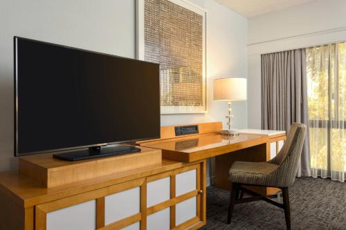 King Room (No Resort Fees) room in Renaissance Palm Springs Hotel