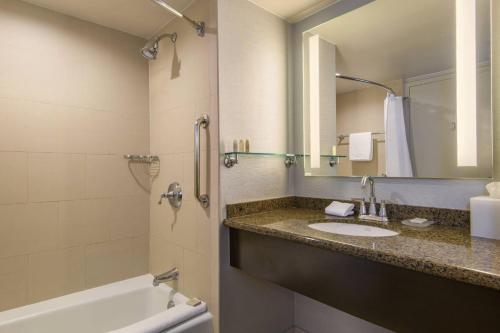 Double Room with Two Queen Beds - Pool View (No Resort Fees) image 8