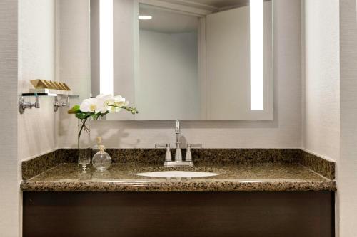 King Room (No Resort Fees) image 2