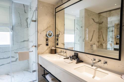 The Dixon Tower Bridge Autograph Collection - image 12