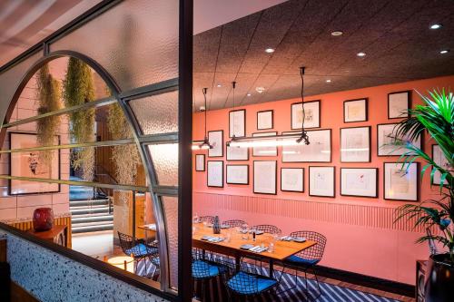 The Dixon Tower Bridge Autograph Collection - image 8