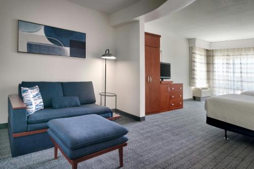 One-Bedroom Queen Suite with Sofa Bed image 5