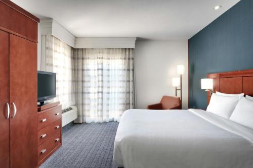 One-Bedroom King Suite with Sofa Bed image 5