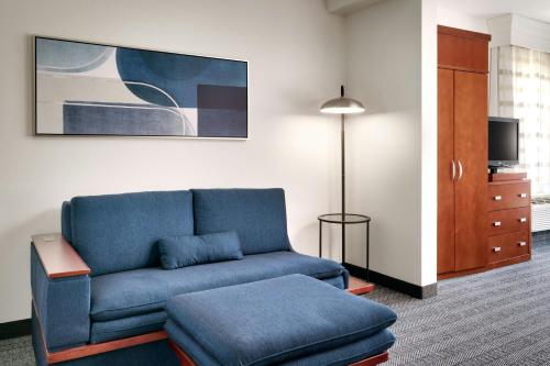 One-Bedroom King Suite with Sofa Bed image 4