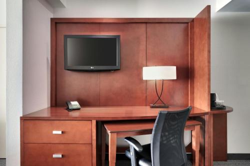 One-Bedroom King Suite with Sofa Bed image 3