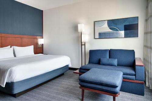 King Room with Sofa Bed image 5