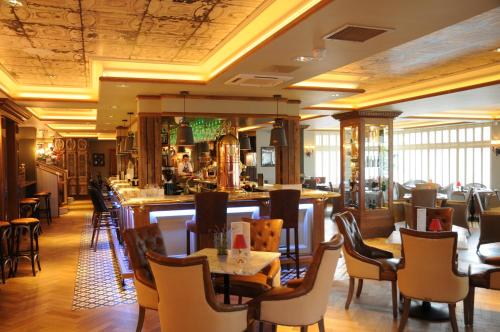 Busby Hotel - main image
