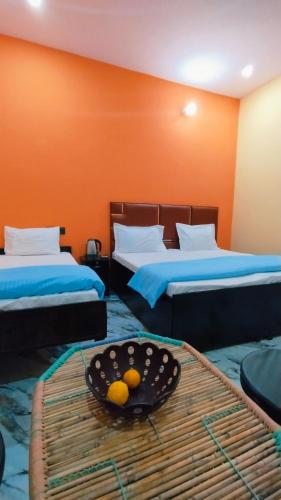 1 double bed, 2 twin beds