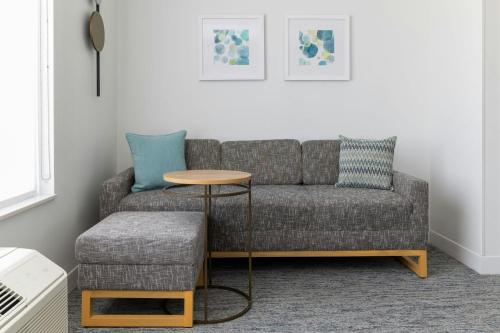 1 king bed, 1 sofa bed