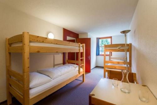 2 twin beds, 4 bunk beds