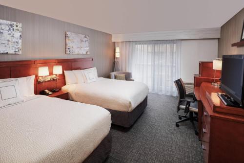 Double Room with Two Double Beds and Adapted Tub - Mobility Accessible