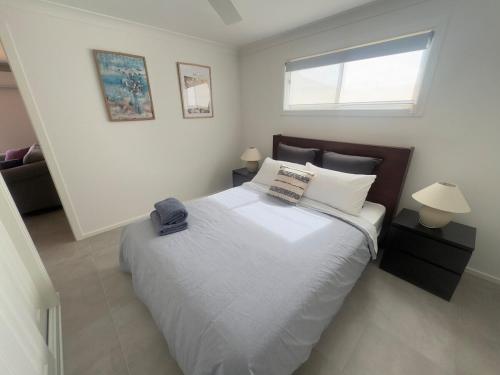 A newly renovated home and only 2 minutes to Highway - modern and handy in Raymond Terasz