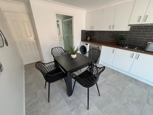 Létesítmények, A newly renovated home and only 2 minutes to Highway - modern and handy in Raymond Terasz