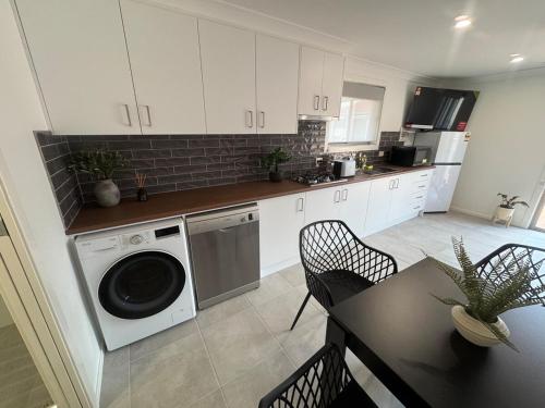 A newly renovated home and only 2 minutes to Highway - modern and handy in Raymond Terasz