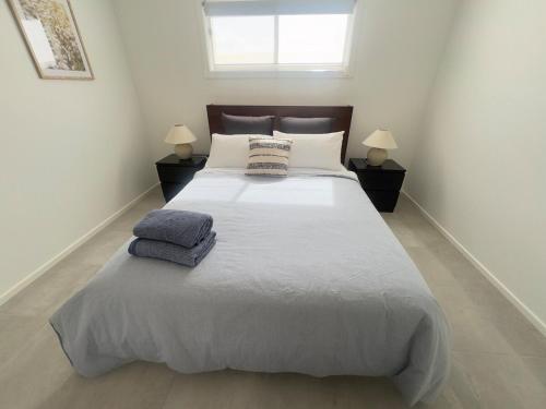 A newly renovated home and only 2 minutes to Highway - modern and handy in Raymond Terasz