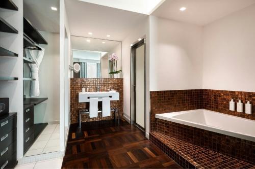 Sina Bernini Bristol - image 11