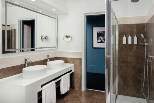 Sina Bernini Bristol - image 3