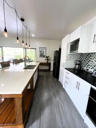 Konyha, Ake Ake House in Matavera